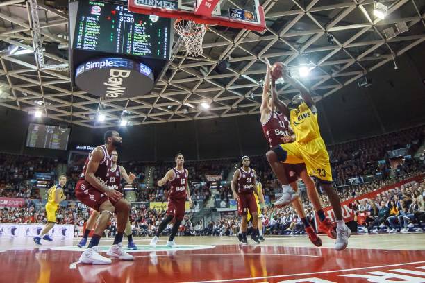 郑思维合影被错认成王昶 后者现身评论区调侃：那我是Zswing